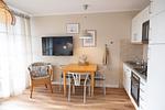 Küche mit Esstisch im kbat318, Apartmenthaus Atlantik 318 in Kühlungsborn - Apartmenthaus Atlantik 318 - Top-Hundeurlaub