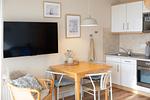 Wohn-Essbereich mit Esstisch im kbat318, Apartmenthaus Atlantik 318 in Kühlungsborn - Apartmenthaus Atlantik 318 - Top-Hundeurlaub
