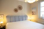 Schlafzimmer mit Doppelbett im kbat318, Apartmenthaus Atlantik 318 in Kühlungsborn - Apartmenthaus Atlantik 318 - Top-Hundeurlaub