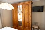 Schlafzimmer mit Kleiderschrank im kbat318, Apartmenthaus Atlantik 318 in Kühlungsborn - Apartmenthaus Atlantik 318 - Top-Hundeurlaub