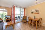 Wohn-Essbereich mit Couch und Esstisch - Apartmenthaus Atlantik 318 - Top-Hundeurlaub