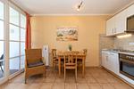 Wohn-Essbereich mit Esstisch, Sitzgelegenheit und Küchenzeile - Apartmenthaus Atlantik 318 - Top-Hundeurlaub