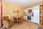 Wohn-Essbereich mit Esstisch, Sitzgelegenheit und Küchenzeile - Apartmenthaus Atlantik 318 - Top-Hundeurlaub