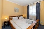 Schlafzimmer mit Doppelbett - Apartmenthaus Atlantik 318 - Top-Hundeurlaub