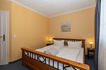 Schlafzimmer mit Doppelbett - Apartmenthaus Atlantik 318 - Top-Hundeurlaub