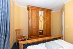 Schlafzimmer mit Doppelbett und Kleiderschrank - Apartmenthaus Atlantik 318 - Top-Hundeurlaub