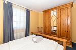 Schlafzimmer mit Doppelbett und Kleiderschrank - Apartmenthaus Atlantik 318 - Top-Hundeurlaub