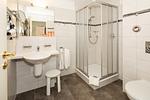 Badezimmer mit Dusche, Waschbecken, WC und Spiegel - Seehof 115 - Top-Hundeurlaub
