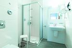 Badezimmer mit Dusche und Waschbecken - Seehof 204 - Top-Hundeurlaub