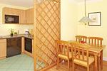 Küchenzeile mit Esstisch und Sitzgelegenheit - Seehof 222 - Top-Hundeurlaub