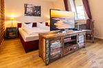 Schlafzimmer mit Doppelbett und Flatscreen TV - gbmv0-01 - Großenbrode - Seehof 233 - Top-Hundeurlaub