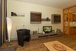 Wohn-Essbereich mit Couch und Flatscreen-TV - Meeresblick 008 - Top-Hundeurlaub