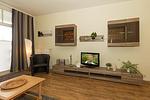 Wohn-Essbereich mit Couch und Flatscreen-TV - Meeresblick 008 - Top-Hundeurlaub