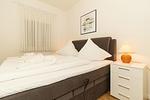 Schlafzimmer mit Doppelbett - Meeresblick 008 - Top-Hundeurlaub