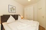 Schlafzimmer mit Doppelbett und Kleiderschrank - Meeresblick 008 - Top-Hundeurlaub
