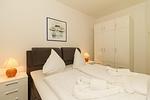 Schlafzimmer mit Doppelbett - Meeresblick 008 - Top-Hundeurlaub
