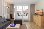 Wohn-Essbereich mit Couch und Flatscreen-TV - Meeresblick 219 - Top-Hundeurlaub