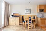 Wohn-Essbereich mit Esstisch, Sitzgelegenheit und Flatscreen TV - Meeresblick 219 - Top-Hundeurlaub