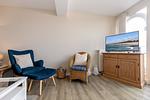 Wohnbereich mit Flatscreen-TV - Meeresblick 226 - Top-Hundeurlaub