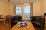 Wohn-Essbereich mit Couch - Meeresblick 321 - Top-Hundeurlaub