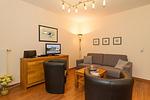 Wohn-Essbereich mit Couch und Flatscreen-TV - Meeresblick 321 - Top-Hundeurlaub