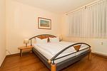 Schlafzimmer mit Doppelbett - Meeresblick 321 - Top-Hundeurlaub
