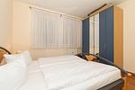 Schlafzimmer mit Doppelbett und Kleiderschrank - Meeresblick 321 - Top-Hundeurlaub