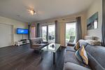 Wohn-Essbereich mit Couch im sinf51-1-S, Nordsee-Resort Friesland, Mellumweg 1 in Schillig - NordseeResort Friesland 51-1-S - Top-Hundeurlaub
