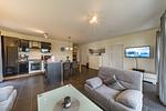 Wohn-Essbereich mit Flatscreen-TV im sinf51-1-S, Nordsee-Resort Friesland, Mellumweg 1 in Schillig - NordseeResort Friesland 51-1-S - Top-Hundeurlaub