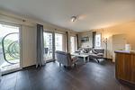Wohn-Essbereich mit Sitzgelegenheit im sinf51-1-S, Nordsee-Resort Friesland, Mellumweg 1 in Schillig - NordseeResort Friesland 51-1-S - Top-Hundeurlaub