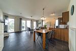 Wohn-Essbereich mit offener Küche im sinf51-1-S, Nordsee-Resort Friesland, Mellumweg 1 in Schillig - NordseeResort Friesland 51-1-S - Top-Hundeurlaub