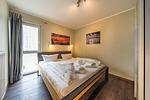 Erstes Schlafzimmer mit Doppelbett im sinf51-1-S, Nordsee-Resort Friesland, Mellumweg 1 in Schillig - NordseeResort Friesland 51-1-S - Top-Hundeurlaub