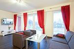 Wohn-Essbereich mit Couch - NordseeResort Friesland 51-1-S - Top-Hundeurlaub