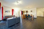 Wohn-Essbereich mit Couch - NordseeResort Friesland 51-1-S - Top-Hundeurlaub