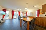 Wohn-Essbereich mit Esstisch und Sitzgelegenheit - NordseeResort Friesland 51-1-S - Top-Hundeurlaub