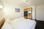 Schlafzimmer mit Doppelbett - NordseeResort Friesland 51-1-S - Top-Hundeurlaub