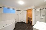 Badezimmer mit Badewanne - NordseeResort Friesland 51-1-S - Top-Hundeurlaub