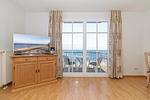 Wohn-Essbereich mit Couch und Flatscreen-TV - Meeresblick 421 - Top-Hundeurlaub