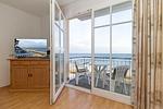 Wohn-Essbereich mit Couch und Flatscreen-TV - Meeresblick 421 - Top-Hundeurlaub