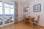 Wohn-Essbereich mit Esstisch und Sitzgelegenheit - Meeresblick 421 - Top-Hundeurlaub