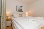 Schlafzimmer mit Doppelbett - Meeresblick 421 - Top-Hundeurlaub