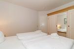 Schlafzimmer mit Doppelbett - Meeresblick 421 - Top-Hundeurlaub