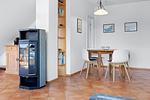Wohn-Essbereich mit Kamin im kbmb507, Meerblick 507, Ostseeallee 45 in Kühlungsborn - Meeresblick 507 - Top-Hundeurlaub