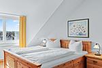 Schlafzimmer mit Doppelbett im kbmb507, Meerblick 507, Ostseeallee 45 in Kühlungsborn - Meeresblick 507 - Top-Hundeurlaub