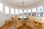 Wohn-Essbereich mit Couch und Esstisch - Meeresblick 507 - Top-Hundeurlaub