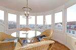 Wohn-Essbereich mit Couch und Esstisch - Meeresblick 507 - Top-Hundeurlaub