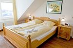 Schlafzimmer mit Doppelbett - Meeresblick 507 - Top-Hundeurlaub