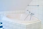 Badezimmer mit Badewanne - Meeresblick 507 - Top-Hundeurlaub