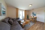 Wohnbereich mit Zugang zum Balkon - Hus Inselkieker 221 - Top-Hundeurlaub