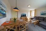 Wohnbereich mit Esstisch und TV - Hus Inselkieker 221 - Top-Hundeurlaub